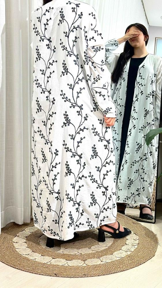 عباية حرير بيضاء بتطريز أسود - الصورة 4