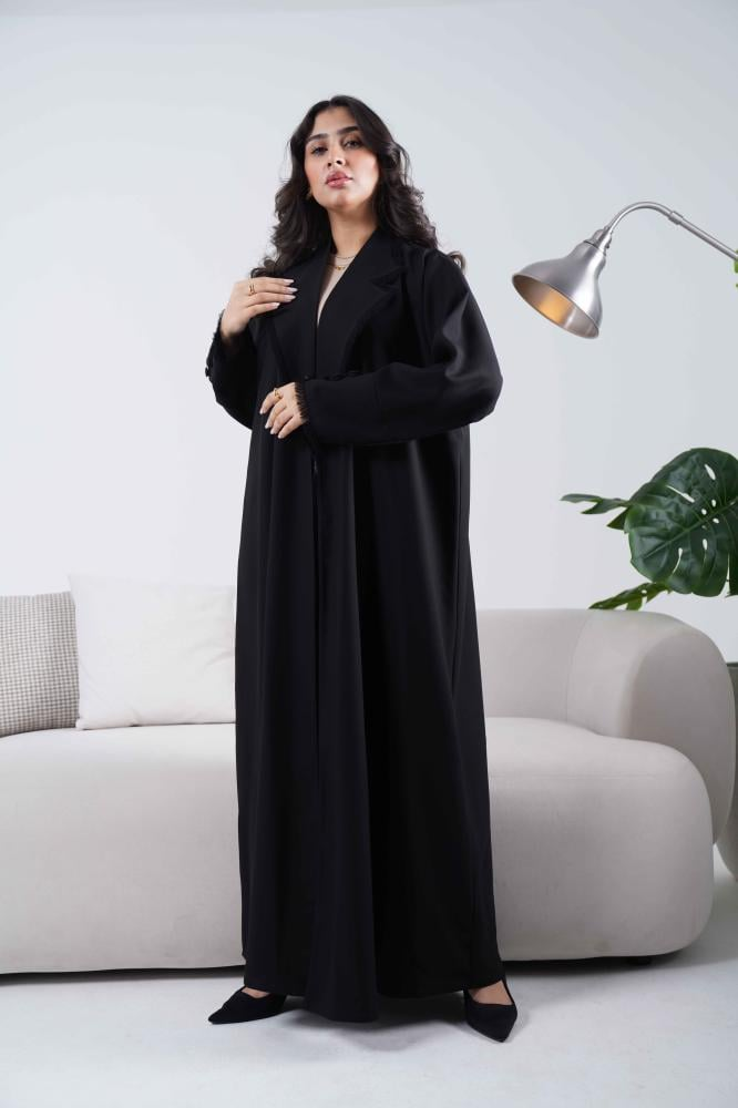 عباية سوداء بلمسات من الهدب