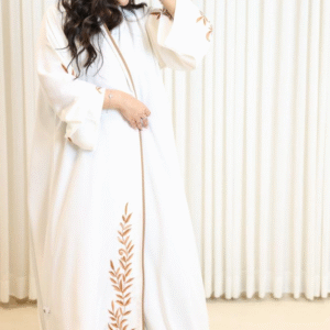 عباية كريب كوري بيضاء بتطريز ذهبي يدوي