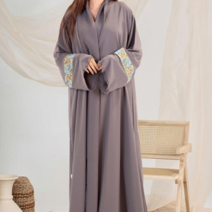 عباية كريب رمادي بتطريز زهور باستيل