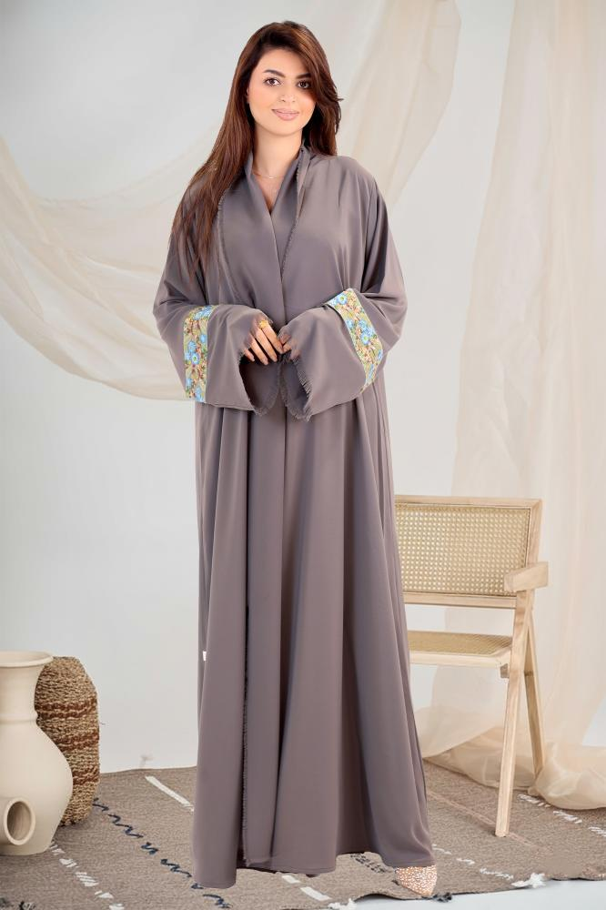 عباية كريب رمادي بتطريز زهور باستيل