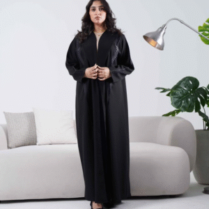 عباية سوداء بلمسات من الساتان