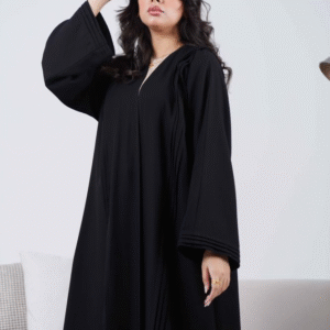 عباية بطيات أنيقة وتصميم فريد