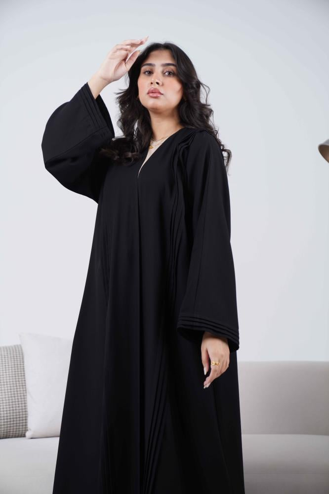 عباية بطيات أنيقة وتصميم فريد