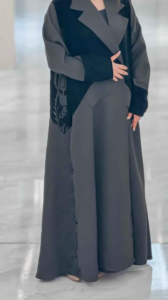 بليزر راقي مخمل اسود و تفتا بتطريز جانبي - الصورة 3