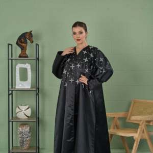 عباية ساتان سوداء بتطريز نجوم فضية