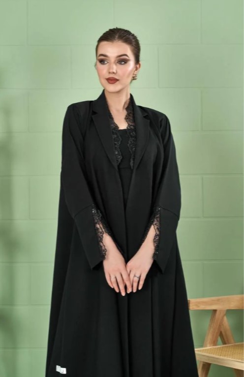 عباية كريب سوداء بتطريز دانتيل - الصورة 2