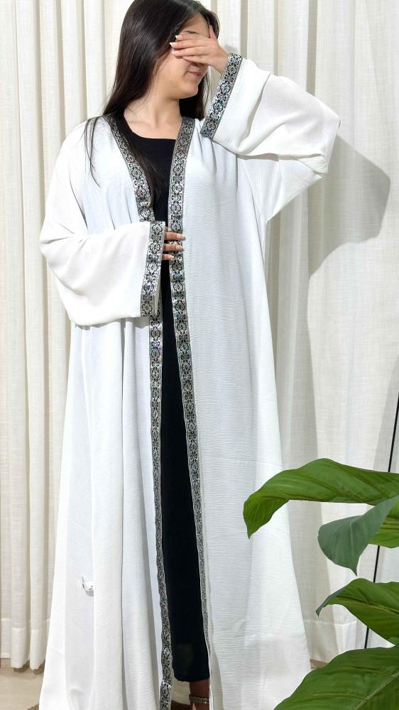 عباية قفطان بيضاء بتطريز أسود