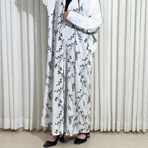 عباية حرير بيضاء بتطريز أسود