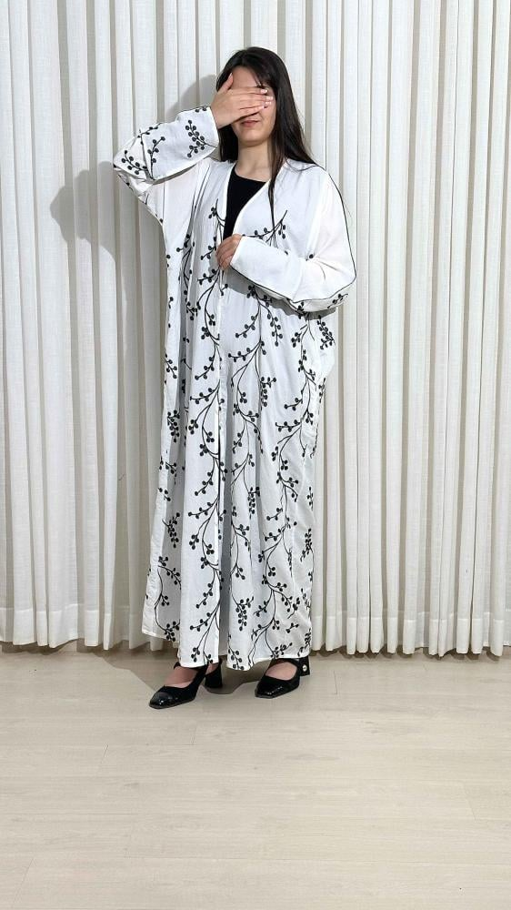 عباية حرير بيضاء بتطريز أسود