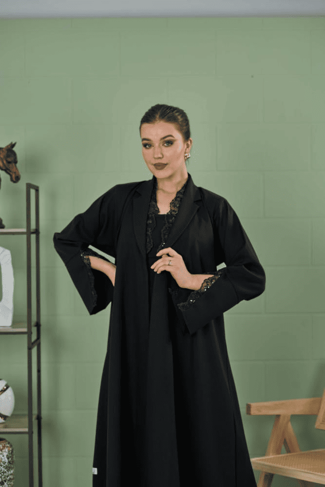 عباية كريب سوداء بتطريز دانتيل - الصورة 4