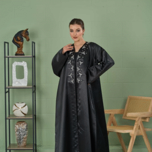 عباية ساتان سوداء بتطريز فضي