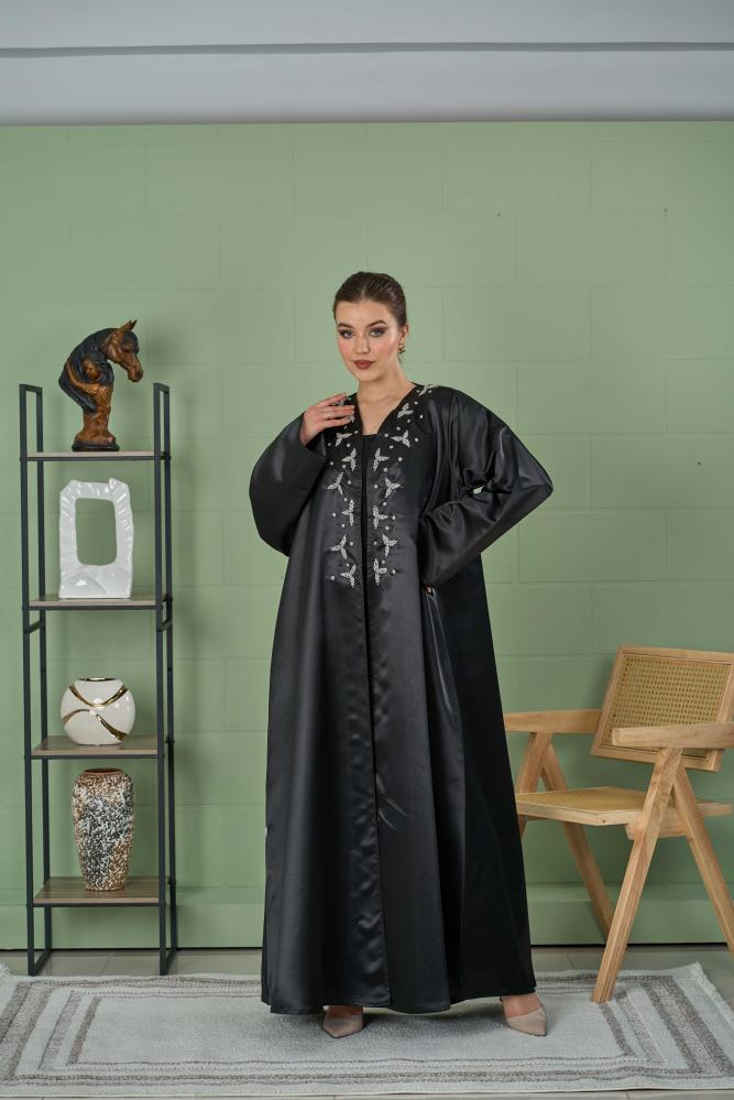 عباية ساتان سوداء بتطريز فضي