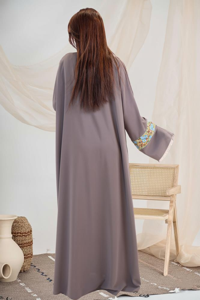 عباية كريب رمادي بتطريز زهور باستيل - الصورة 4