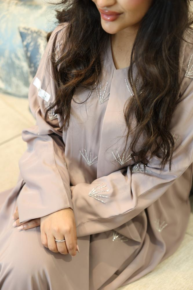 عباية كريب كوري لافندر بتطريز ناعم – Lavender Mist - الصورة 5