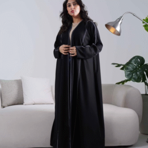 عباية سوداء بخطوط بيضاء