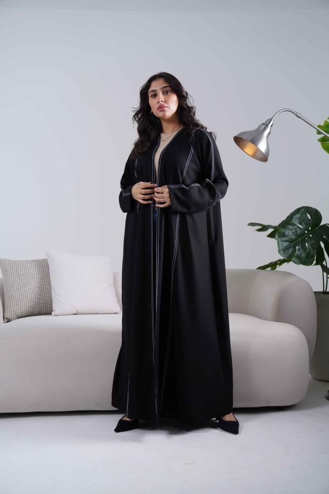 عباية سوداء بخطوط بيضاء