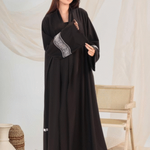 عباية كريب أسود بتطريز أبيض
