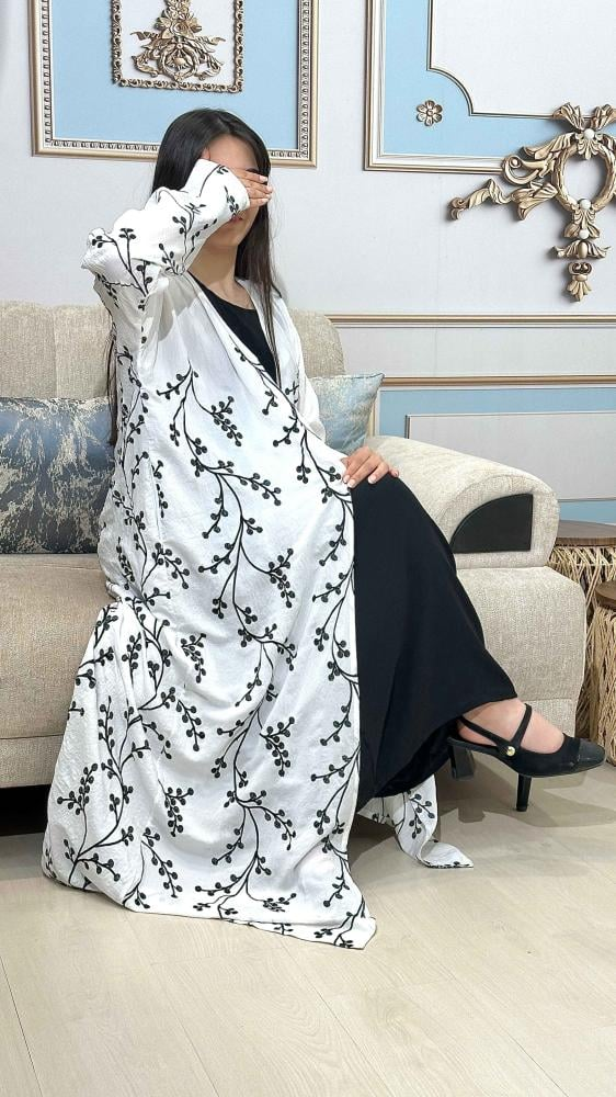 عباية حرير بيضاء بتطريز أسود - الصورة 3