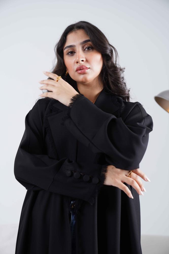 عباية سوداء بلمسات من الهدب - الصورة 3