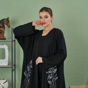 عباية كريب سوداء بتطريز أبيض