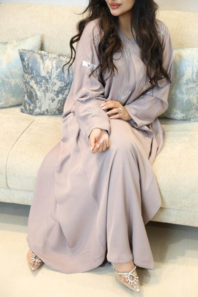 عباية كريب كوري لافندر بتطريز ناعم – Lavender Mist - الصورة 4