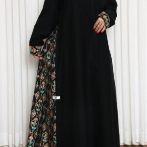 عباية سوداء بتطريز جانبي وتراثي عصري