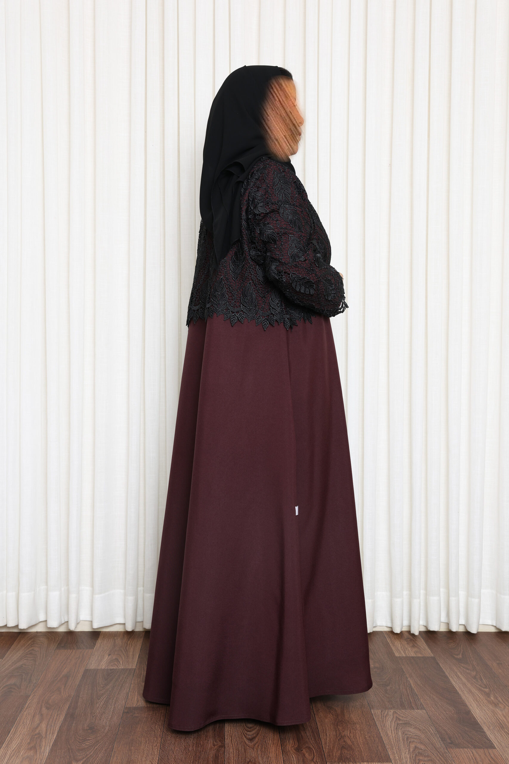 عباية شتوية عنّابية بقصّة واسعة - الصورة 4