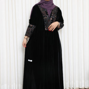 عباية مخمل سوداء بتطريز تراثي هندسي