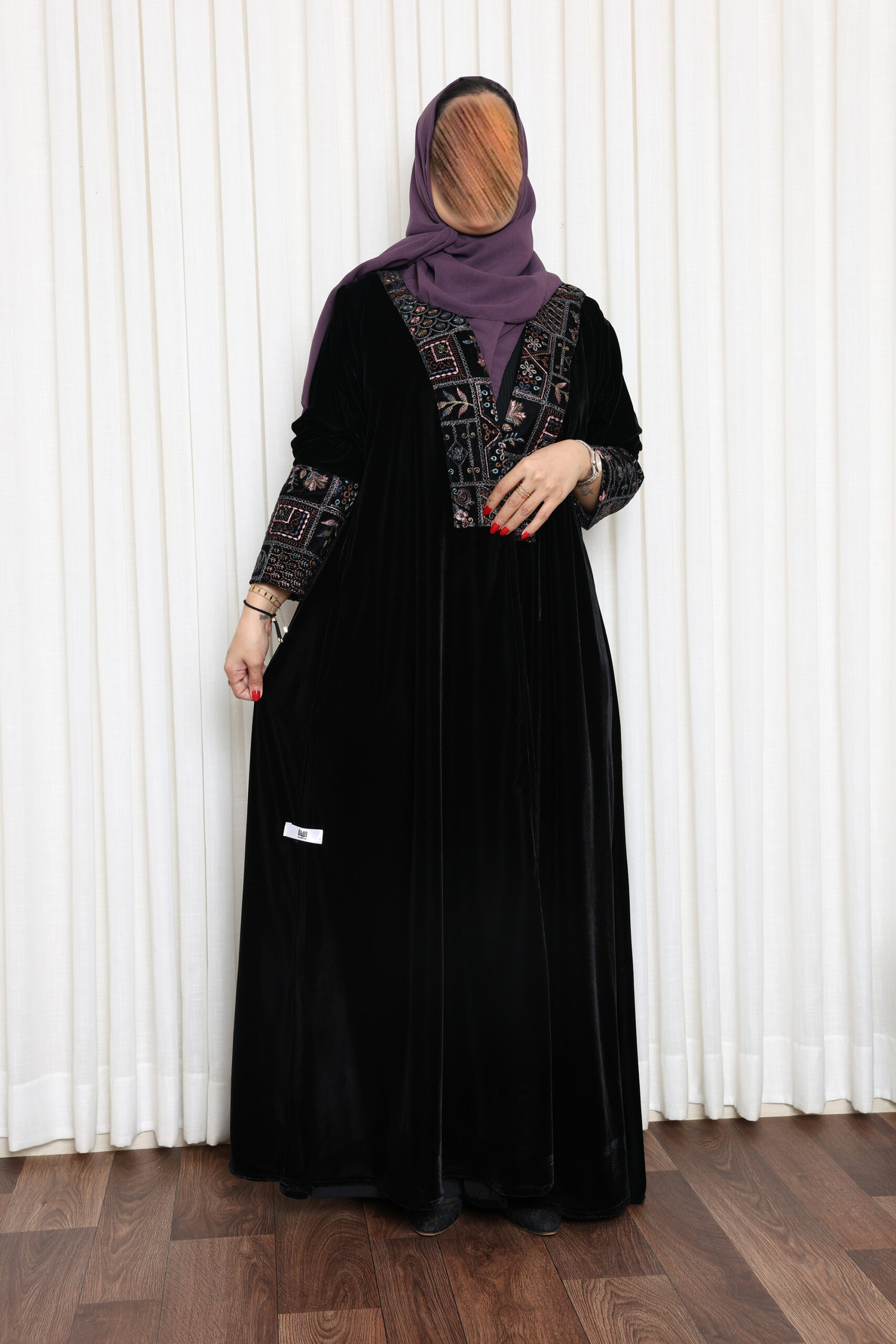 عباية مخمل سوداء بتطريز تراثي هندسي