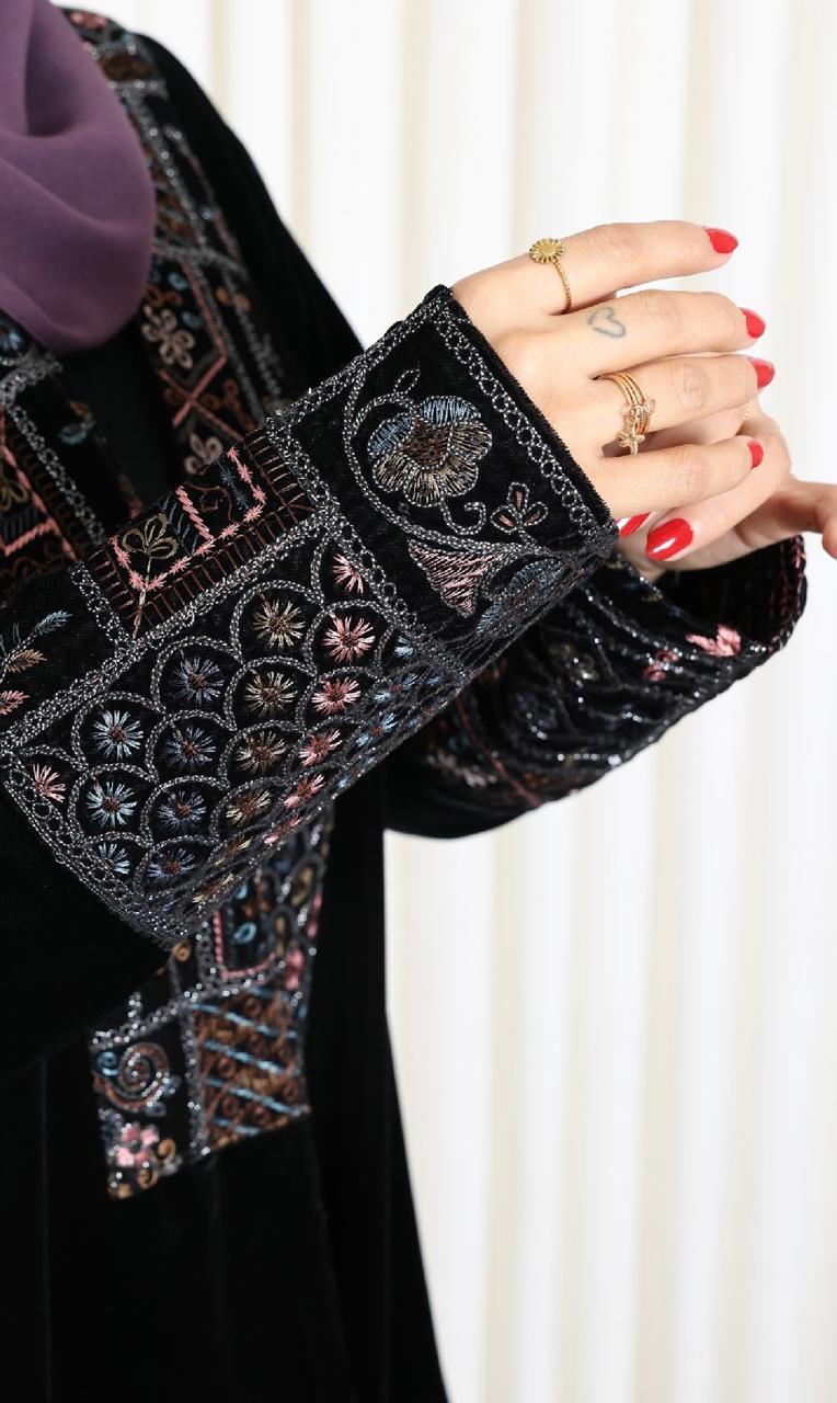 عباية مخمل سوداء بتطريز تراثي هندسي - الصورة 3